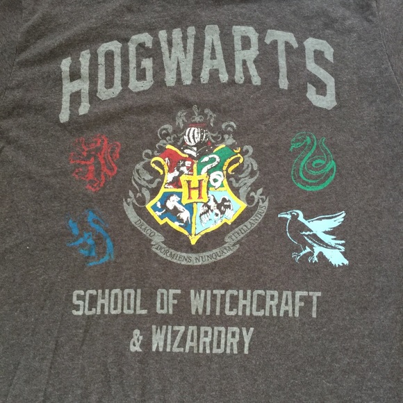 Harry Potter Hogwarts Graphic Tee - Picture 3 of 4